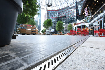 Richard Brink liefert 2,7 km Rinnen-Maßanfertigung für Sanierung des Centers am Potsdamer Platz 