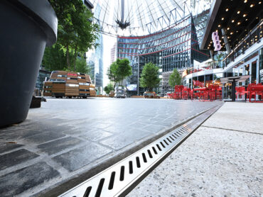 Richard Brink liefert 2,7 km Rinnen-Maßanfertigung für Sanierung des Centers am Potsdamer Platz 