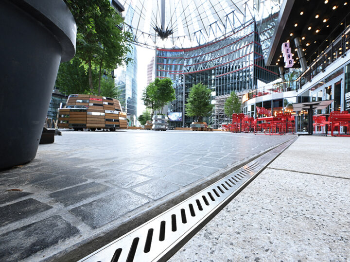 Richard Brink liefert 2,7 km Rinnen-Maßanfertigung für Sanierung des Centers am Potsdamer Platz 